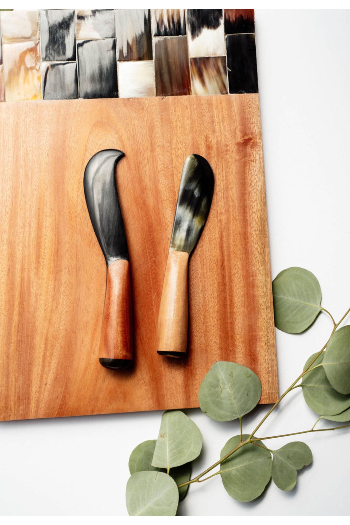 https://www.2ndstorygoods.com/cdn/shop/products/WoodandHornCheeseKnife.jpg?v=1646772629